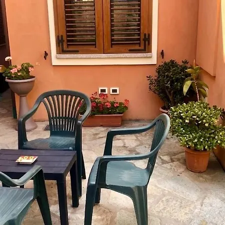 La Maison de Gioel INTERO APPARTAMENTO, ENTIRE HOME, FRIENDLY HOST, HOST PROFFESSIONALE, CUCINA, KITCHEN, WI-FI, LAVATRICE, WASHING MACHINE, GIARDINO, GARDEN Olbia