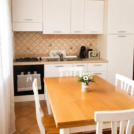 La Maison de Gioel INTERO APPARTAMENTO, ENTIRE HOME, FRIENDLY HOST, HOST PROFFESSIONALE, CUCINA, KITCHEN, WI-FI, LAVATRICE, WASHING MACHINE, GIARDINO, GARDEN *