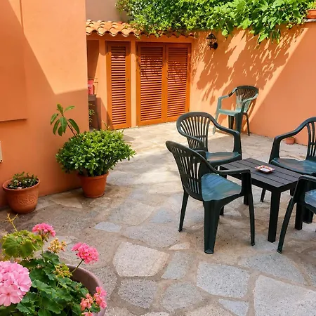 La Maison de Gioel INTERO APPARTAMENTO, ENTIRE HOME, FRIENDLY HOST, HOST PROFFESSIONALE, CUCINA, KITCHEN, WI-FI, LAVATRICE, WASHING MACHINE, GIARDINO, GARDEN *