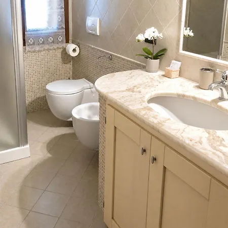 La Maison de Gioel INTERO APPARTAMENTO, ENTIRE HOME, FRIENDLY HOST, HOST PROFFESSIONALE, CUCINA, KITCHEN, WI-FI, LAVATRICE, WASHING MACHINE, GIARDINO, GARDEN *